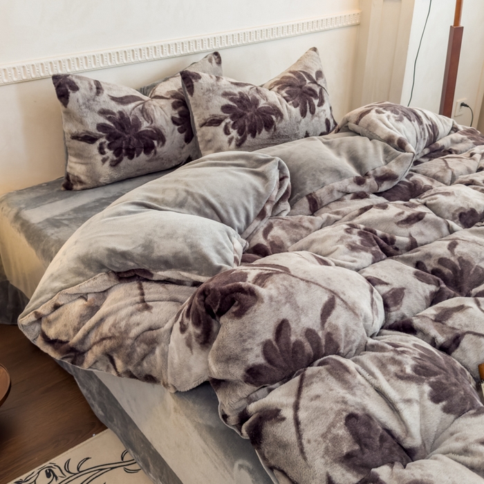 91家纺网 家纺一手货源 找家纺 橘子家 2025新款轻奢兔绒高克重四件套 燕尾花-灰