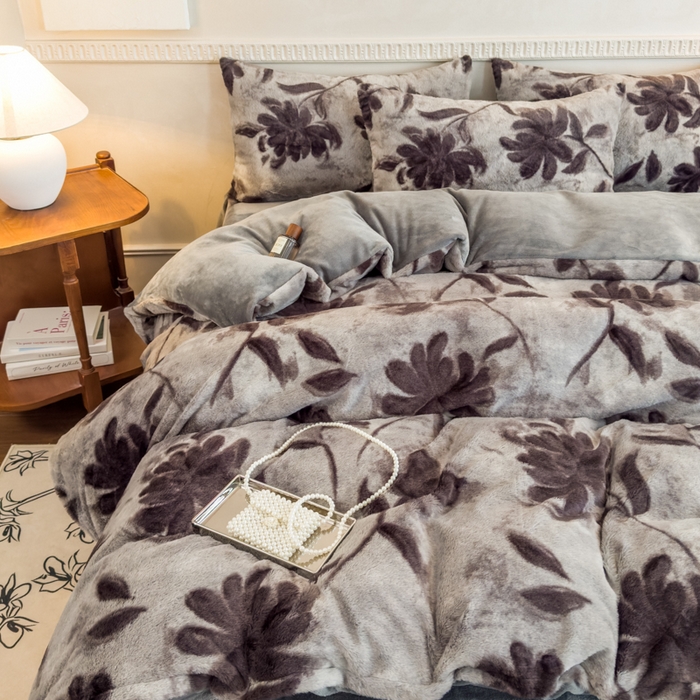 91家纺网 家纺一手货源 找家纺 橘子家 2025新款轻奢兔绒高克重四件套 燕尾花-灰