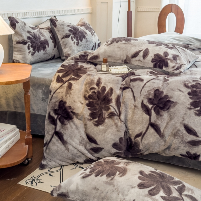 91家纺网 家纺一手货源 找家纺 橘子家 2025新款轻奢兔绒高克重四件套 燕尾花-灰