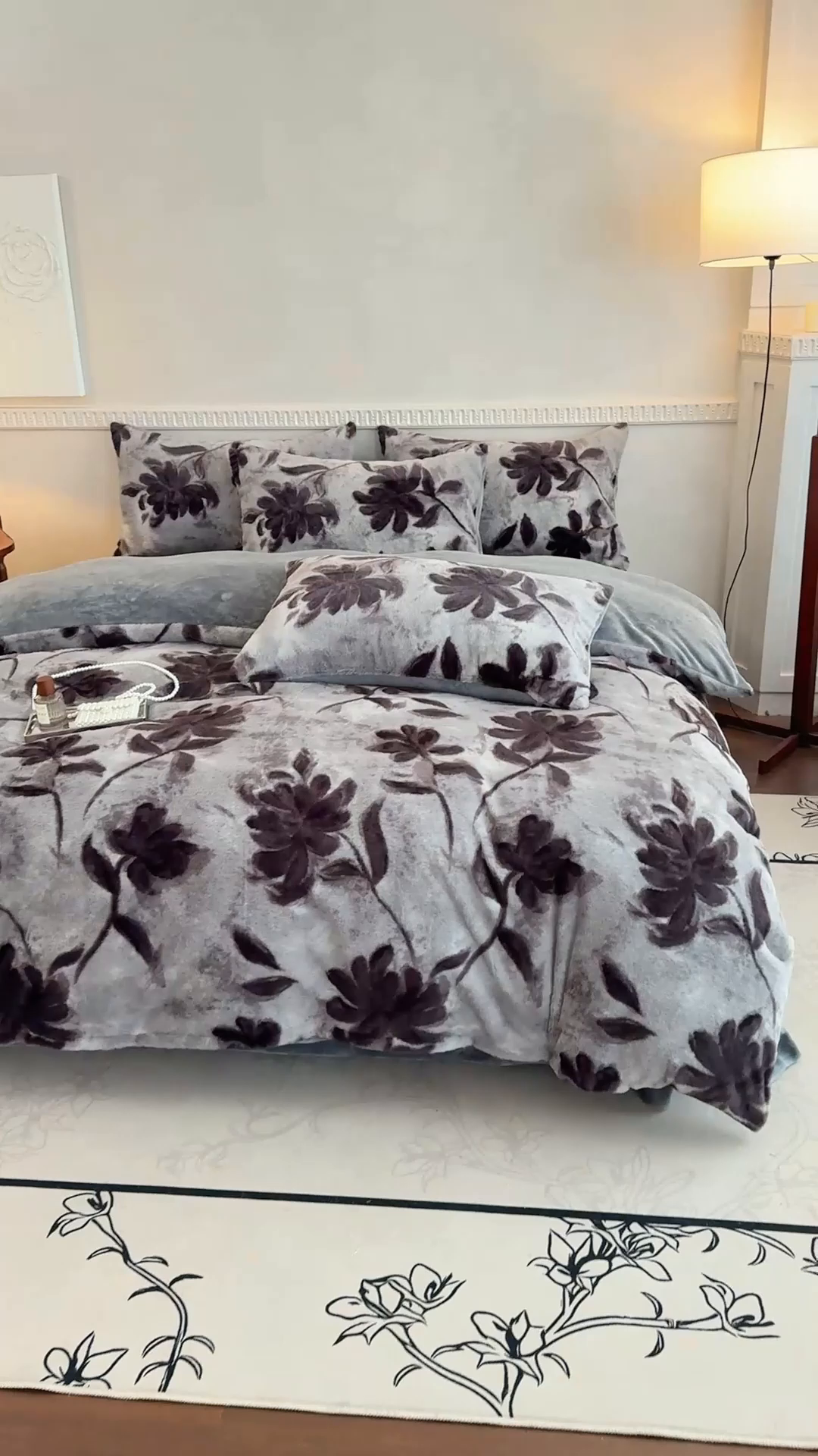 91家纺网 家纺一手货源 找家纺 橘子家 2025新款轻奢兔绒高克重四件套 燕尾花-灰