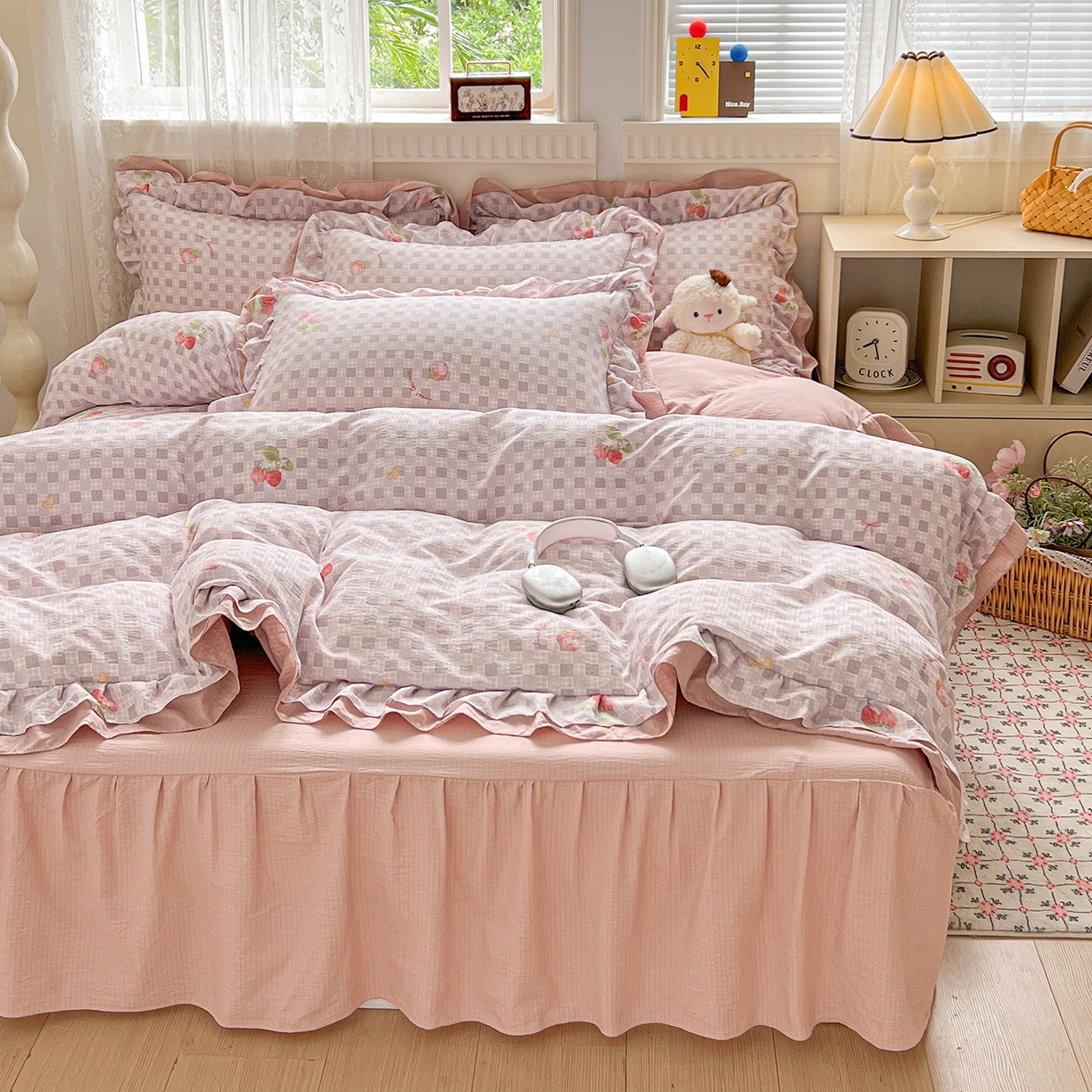 91家纺网 家纺一手货源 找家纺 富米莱（原臻工厂） 2025新款双层花边高克重亲肤棉云柔棉床盖床单四件套 方格草莓