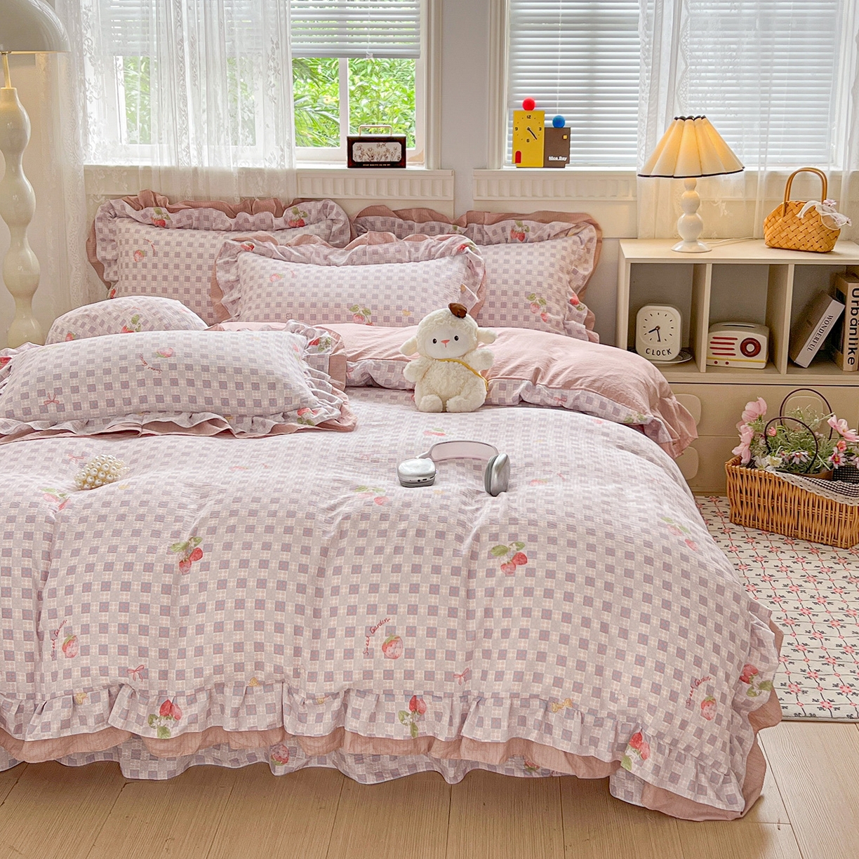 91家纺网 家纺一手货源 找家纺 富米莱（原臻工厂） 2025新款双层花边高克重亲肤棉云柔棉床盖床单四件套 方格草莓