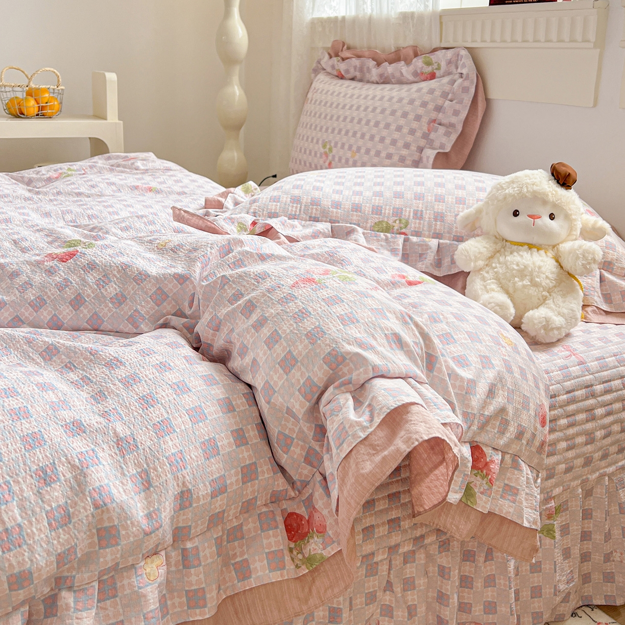 91家纺网 家纺一手货源 找家纺 富米莱（原臻工厂） 2025新款双层花边高克重亲肤棉云柔棉床盖床单四件套 方格草莓