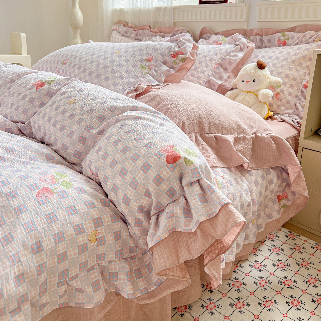 91家纺网 家纺一手货源 找家纺 富米莱（原臻工厂） 2025新款双层花边高克重亲肤棉云柔棉床盖床单四件套 方格草莓