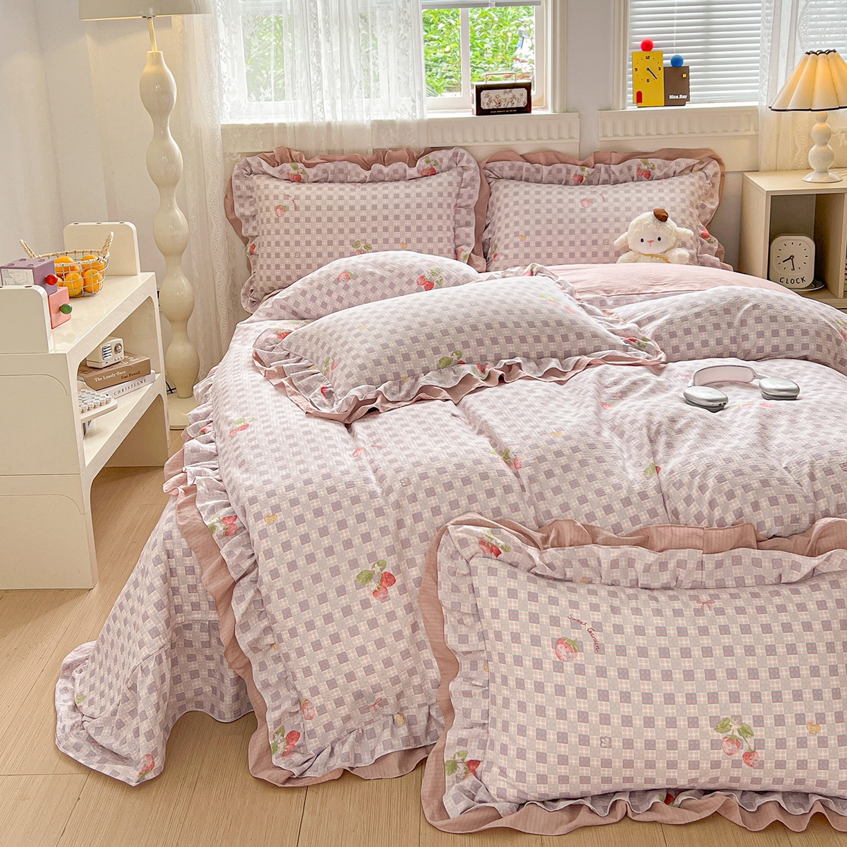 91家纺网 家纺一手货源 找家纺 富米莱（原臻工厂） 2025新款双层花边高克重亲肤棉云柔棉床盖床单四件套 方格草莓