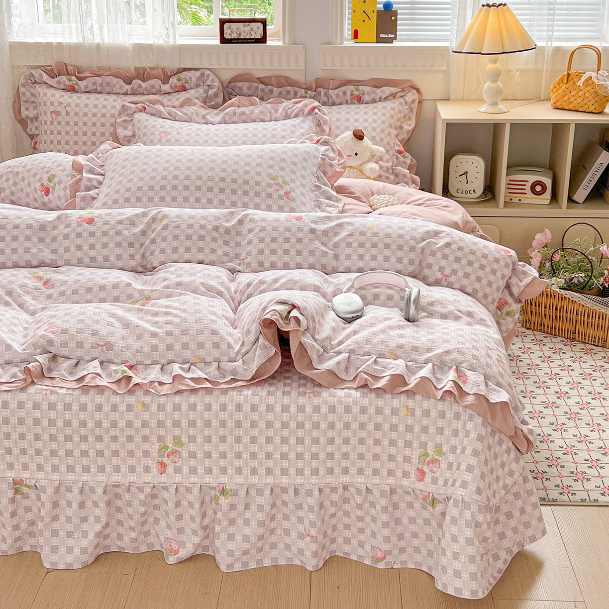 91家纺网 家纺一手货源 找家纺 富米莱（原臻工厂） 2025新款双层花边高克重亲肤棉云柔棉床盖床单四件套 方格草莓