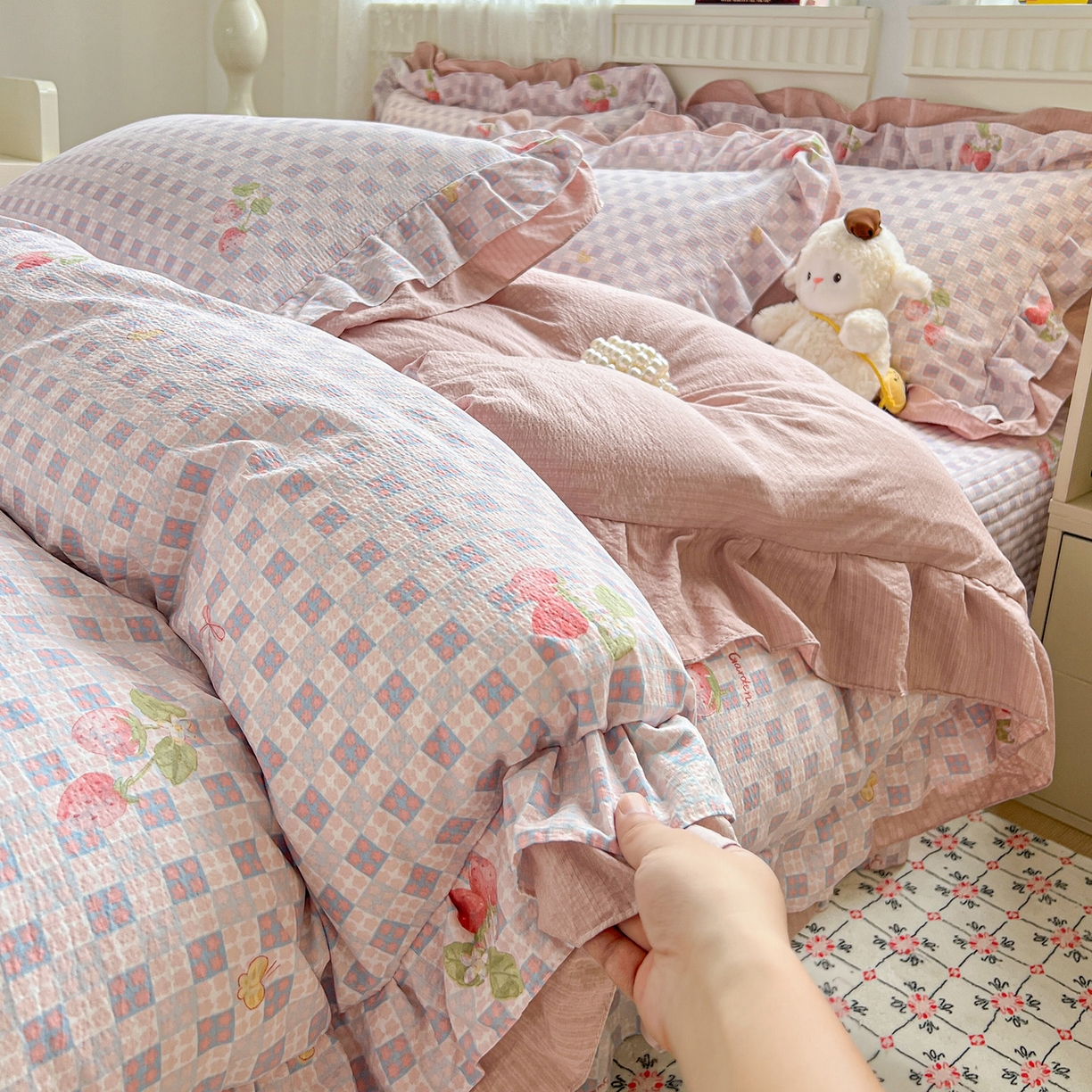 91家纺网 家纺一手货源 找家纺 富米莱（原臻工厂） 2025新款双层花边高克重亲肤棉云柔棉床盖床单四件套 方格草莓