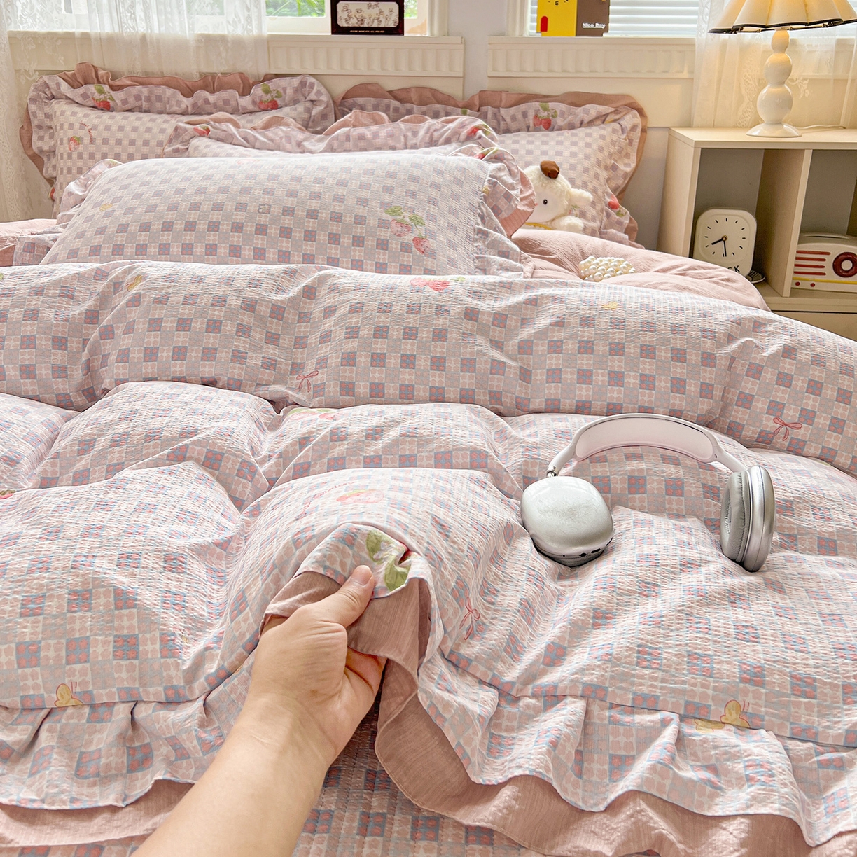 91家纺网 家纺一手货源 找家纺 富米莱（原臻工厂） 2025新款双层花边高克重亲肤棉云柔棉床盖床单四件套 方格草莓