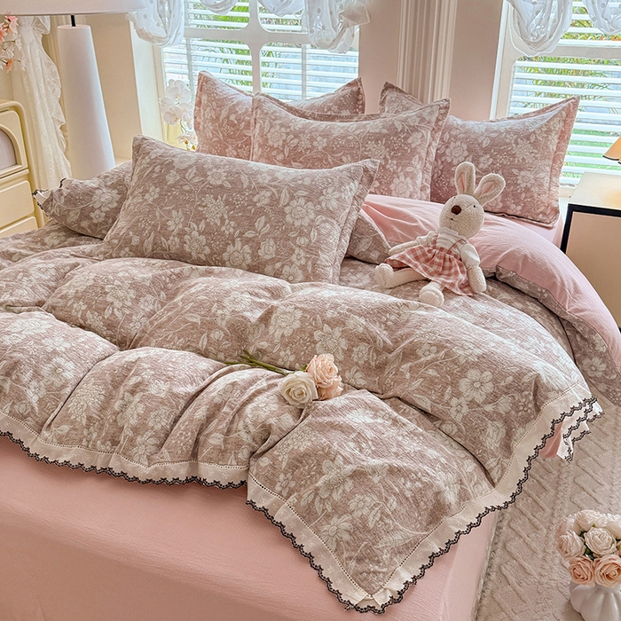 91家纺网 家纺一手货源 找家纺 韩约家纺 2025新款1全棉镂空双色刺绣花边床单款加厚棉麻四件套 朵媞