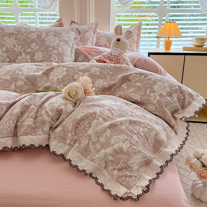 91家纺网 家纺一手货源 找家纺 韩约家纺 2025新款1全棉镂空双色刺绣花边床单款加厚棉麻四件套 朵媞