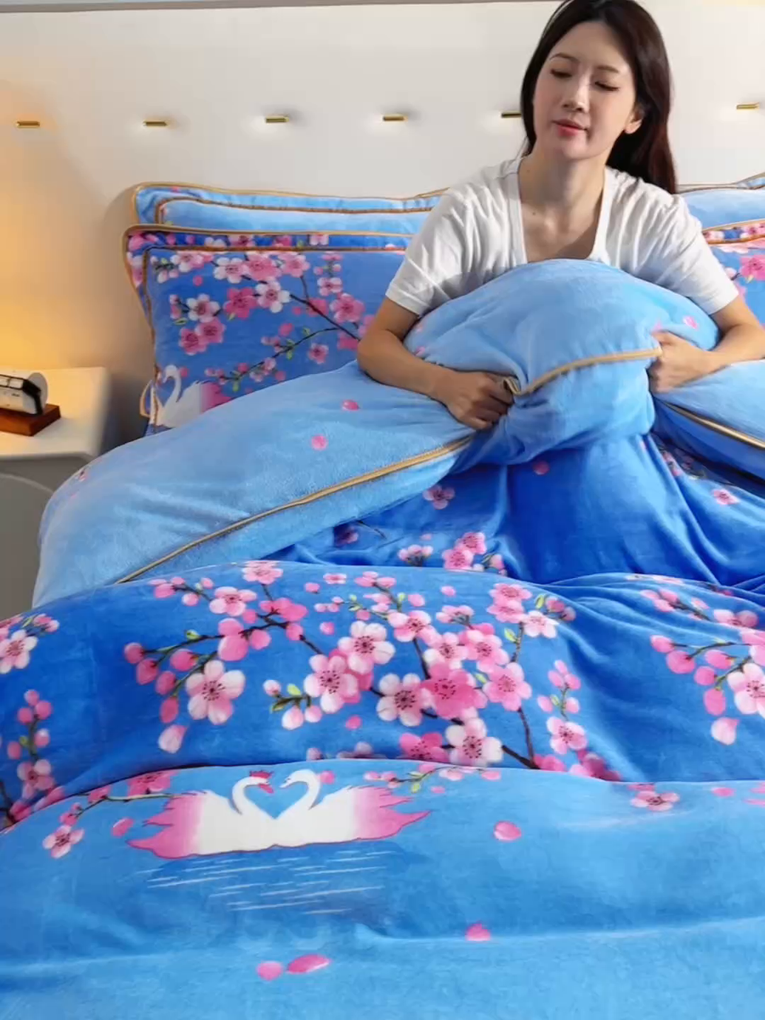 91家纺网 家纺一手货源 找家纺 静缘分 2025新款230克特厚8.5斤牛奶绒金貂绒床裙款保暖四件套-一见钟情