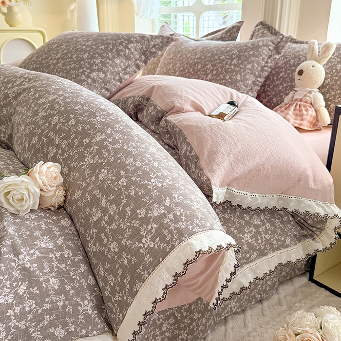 91家纺网 家纺一手货源 找家纺 韩约家纺 2025新款1全棉镂空双色刺绣花边床单款加厚棉麻四件套 朝歌