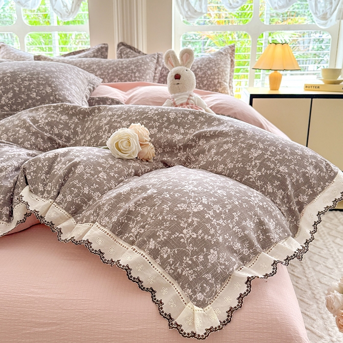 91家纺网 家纺一手货源 找家纺 韩约家纺 2025新款1全棉镂空双色刺绣花边床单款加厚棉麻四件套 朝歌