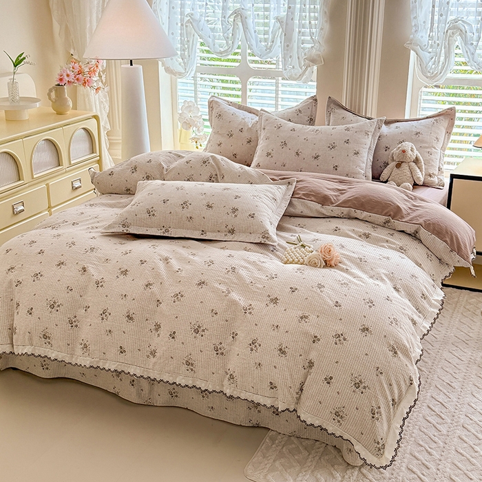 91家纺网 家纺一手货源 找家纺 韩约家纺 2025新款1全棉镂空双色刺绣花边床单款加厚棉麻四件套 花玉寻