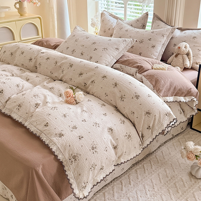 91家纺网 家纺一手货源 找家纺 韩约家纺 2025新款1全棉镂空双色刺绣花边床单款加厚棉麻四件套 花玉寻