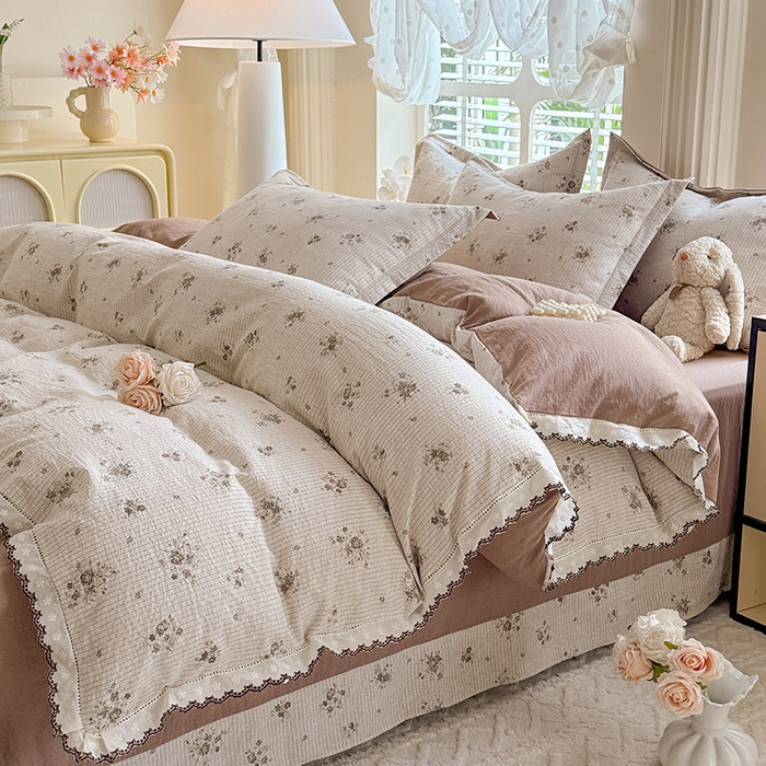 91家纺网 家纺一手货源 找家纺 韩约家纺 2025新款1全棉镂空双色刺绣花边床单款加厚棉麻四件套 花玉寻