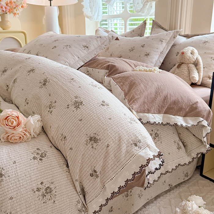 91家纺网 家纺一手货源 找家纺 韩约家纺 2025新款1全棉镂空双色刺绣花边床单款加厚棉麻四件套 花玉寻