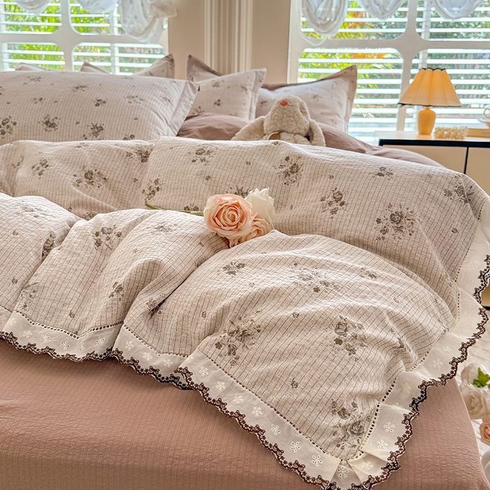 91家纺网 家纺一手货源 找家纺 韩约家纺 2025新款1全棉镂空双色刺绣花边床单款加厚棉麻四件套 花玉寻