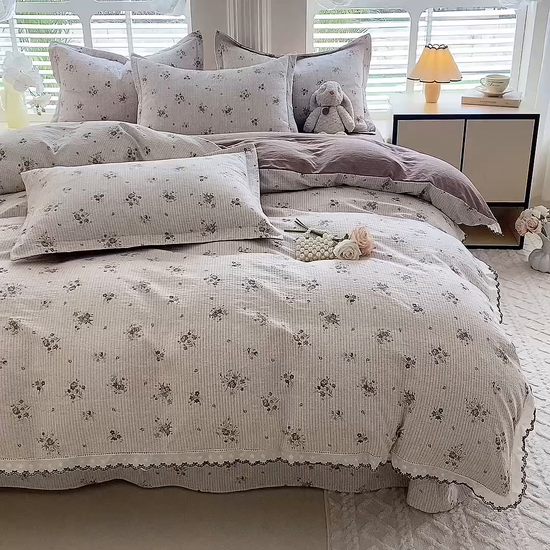 91家纺网 家纺一手货源 找家纺 韩约家纺 2025新款1全棉镂空双色刺绣花边床单款加厚棉麻四件套 花玉寻