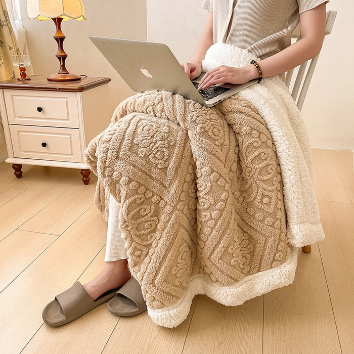 91家纺网 家纺一手货源 找家纺 世纪绒品 2025新款5D雕花毛毯 焦糖