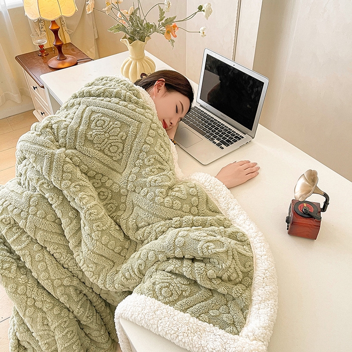 91家纺网 家纺一手货源 找家纺 世纪绒品 2025新款5D雕花毛毯 抹茶绿