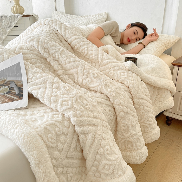 91家纺网 家纺一手货源 找家纺 世纪绒品 2025新款5D雕花毛毯 奶昔白