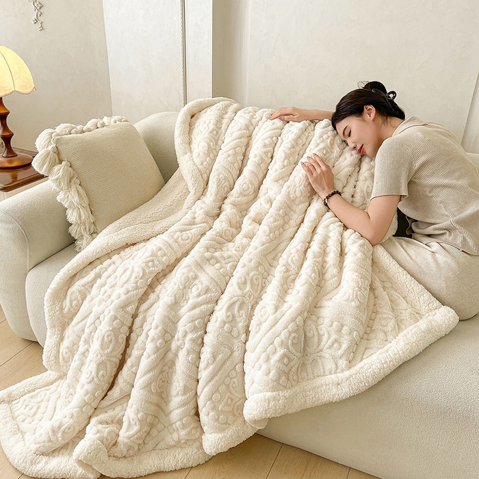 91家纺网 家纺一手货源 找家纺 世纪绒品 2025新款5D雕花毛毯 奶昔白