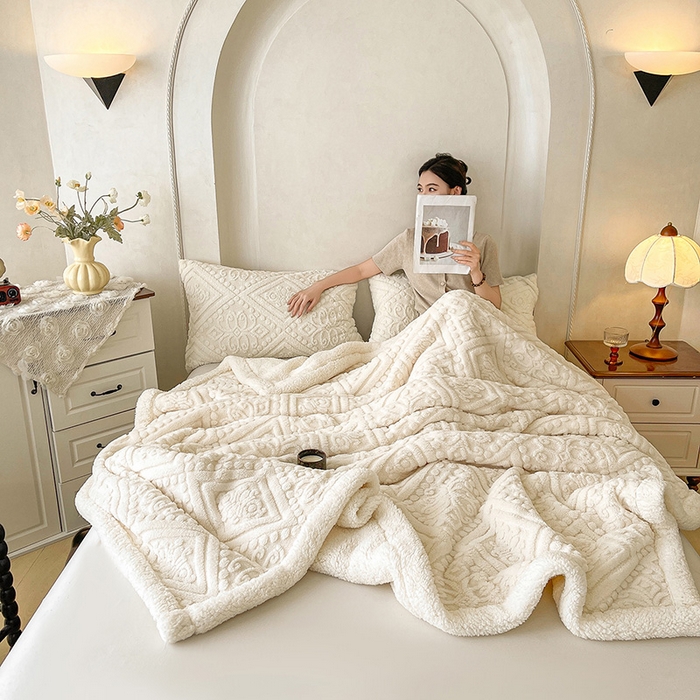 91家纺网 家纺一手货源 找家纺 世纪绒品 2025新款5D雕花毛毯 奶昔白