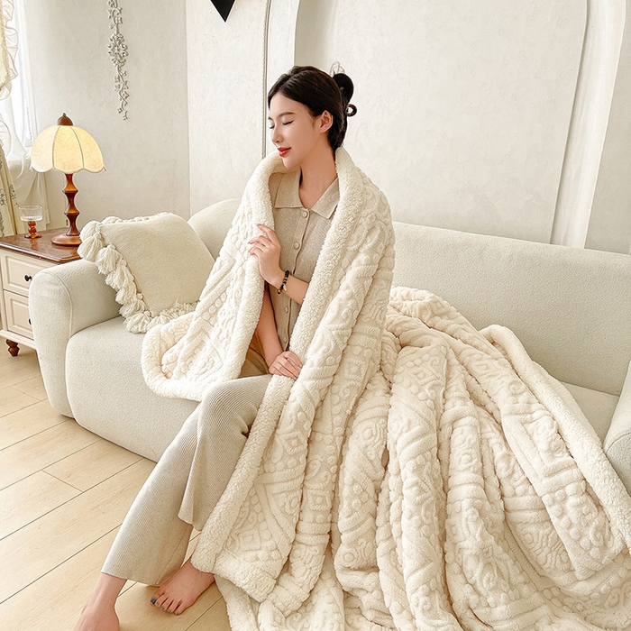 91家纺网 家纺一手货源 找家纺 世纪绒品 2025新款5D雕花毛毯 奶昔白