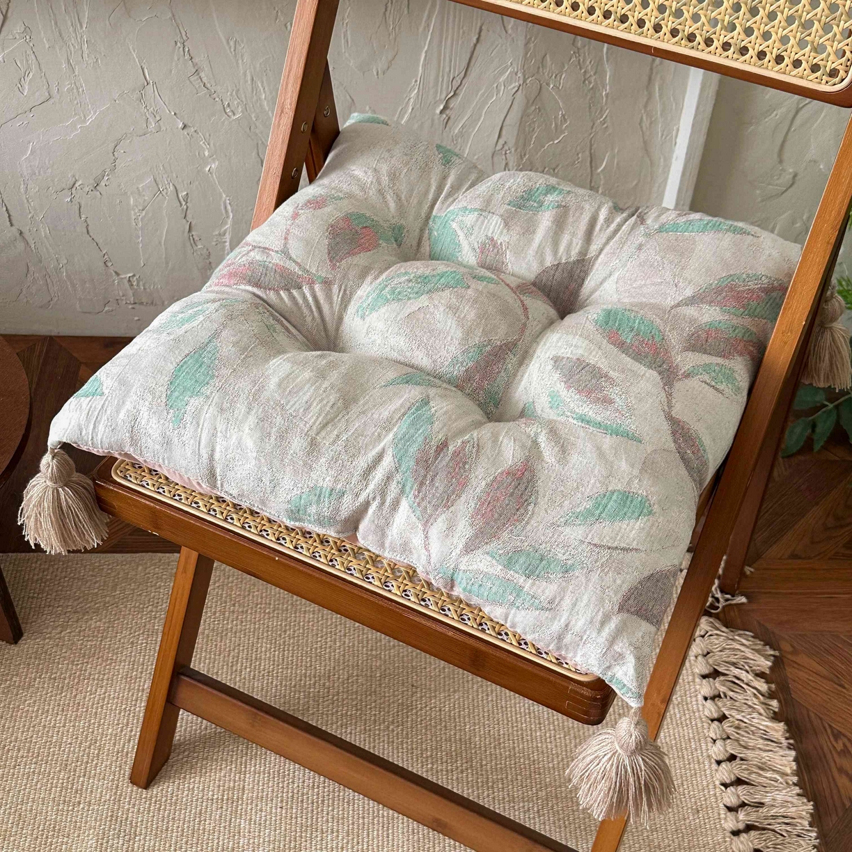 91家纺网 家纺一手货源 找家纺 番茄+ 2025新款棉麻提花流苏坐垫沙发坐垫 流苏绿叶