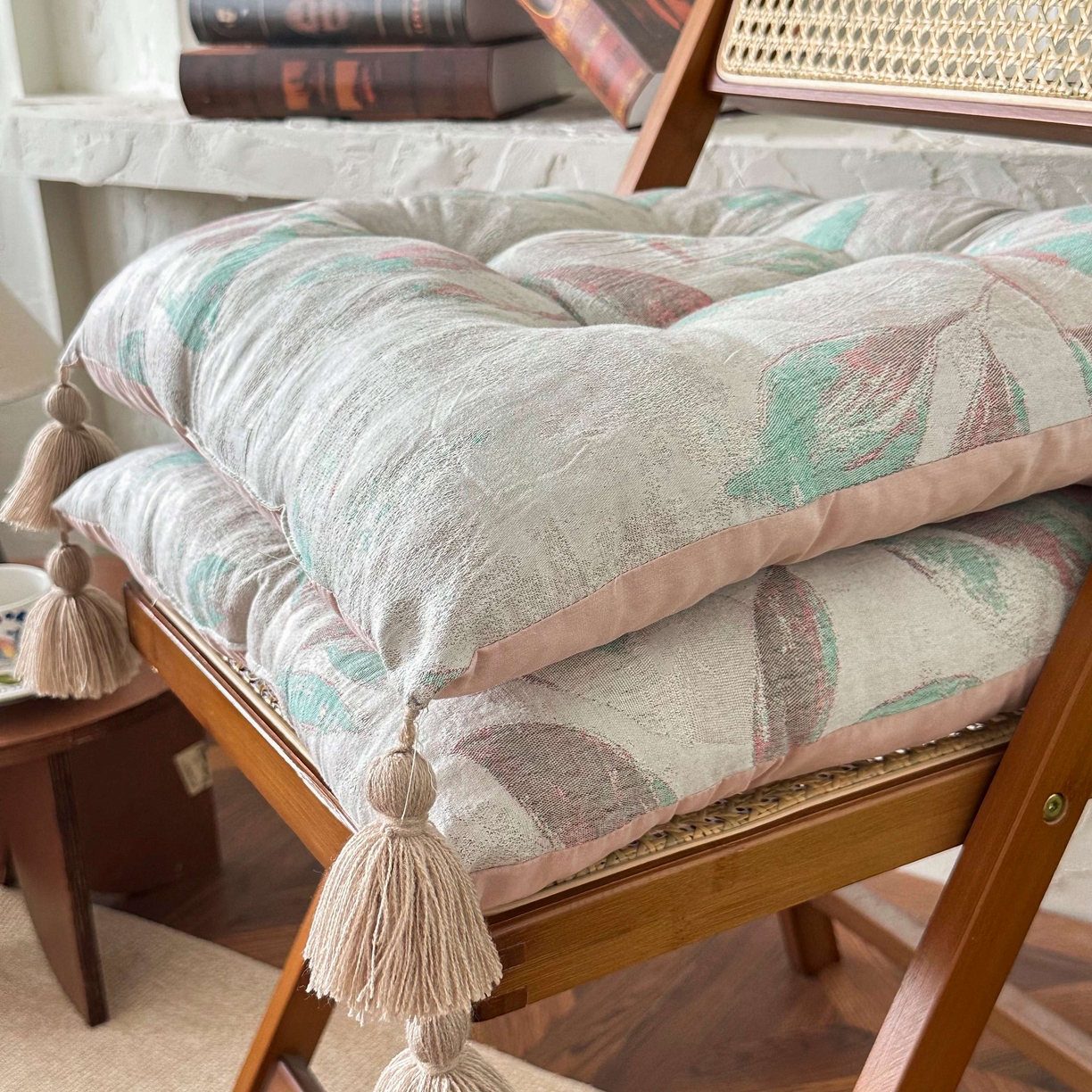 91家纺网 家纺一手货源 找家纺 番茄+ 2025新款棉麻提花流苏坐垫沙发坐垫 流苏绿叶