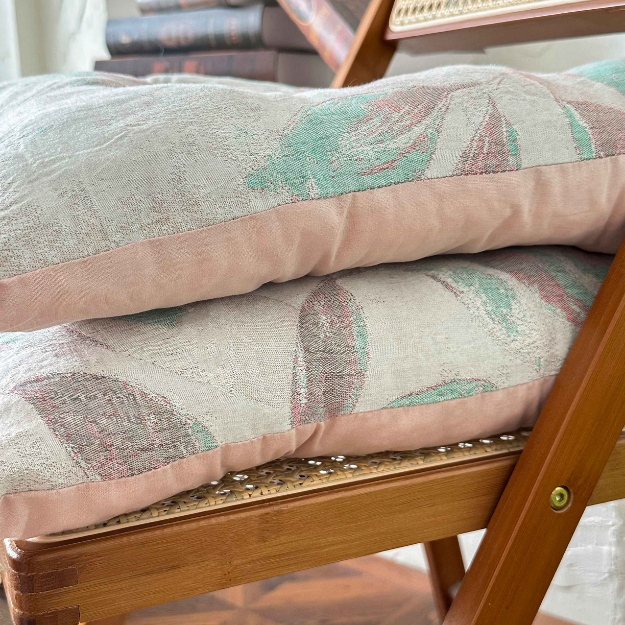 91家纺网 家纺一手货源 找家纺 番茄+ 2025新款棉麻提花流苏坐垫沙发坐垫 流苏绿叶