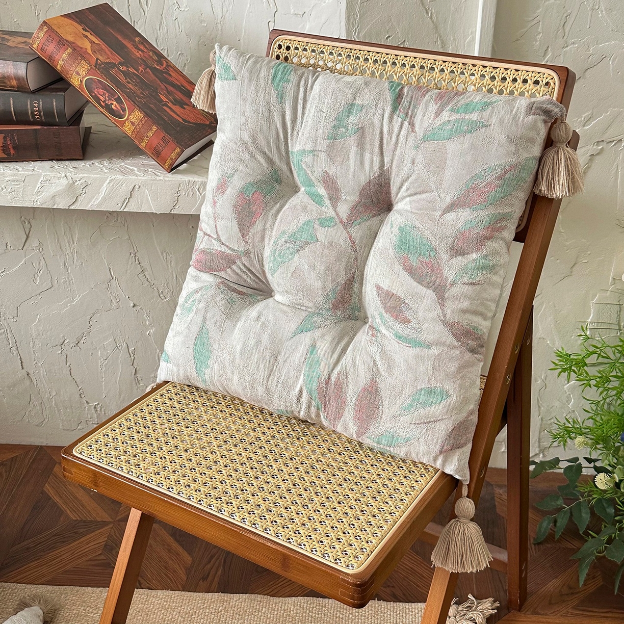 91家纺网 家纺一手货源 找家纺 番茄+ 2025新款棉麻提花流苏坐垫沙发坐垫 流苏绿叶