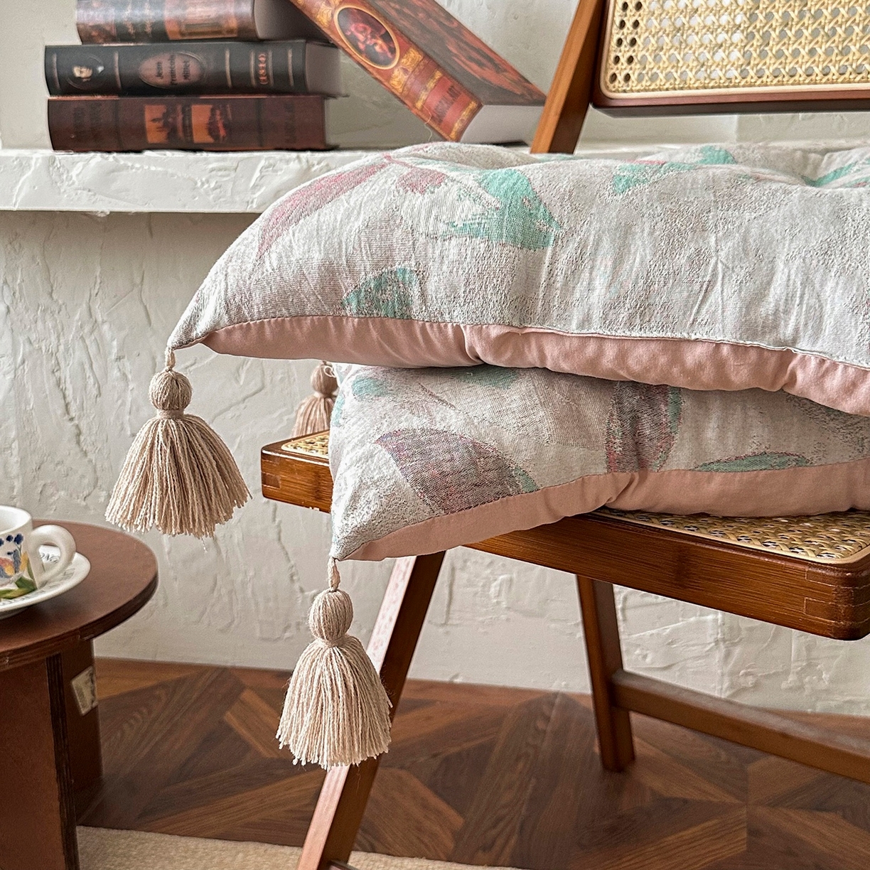 91家纺网 家纺一手货源 找家纺 番茄+ 2025新款棉麻提花流苏坐垫沙发坐垫 流苏绿叶