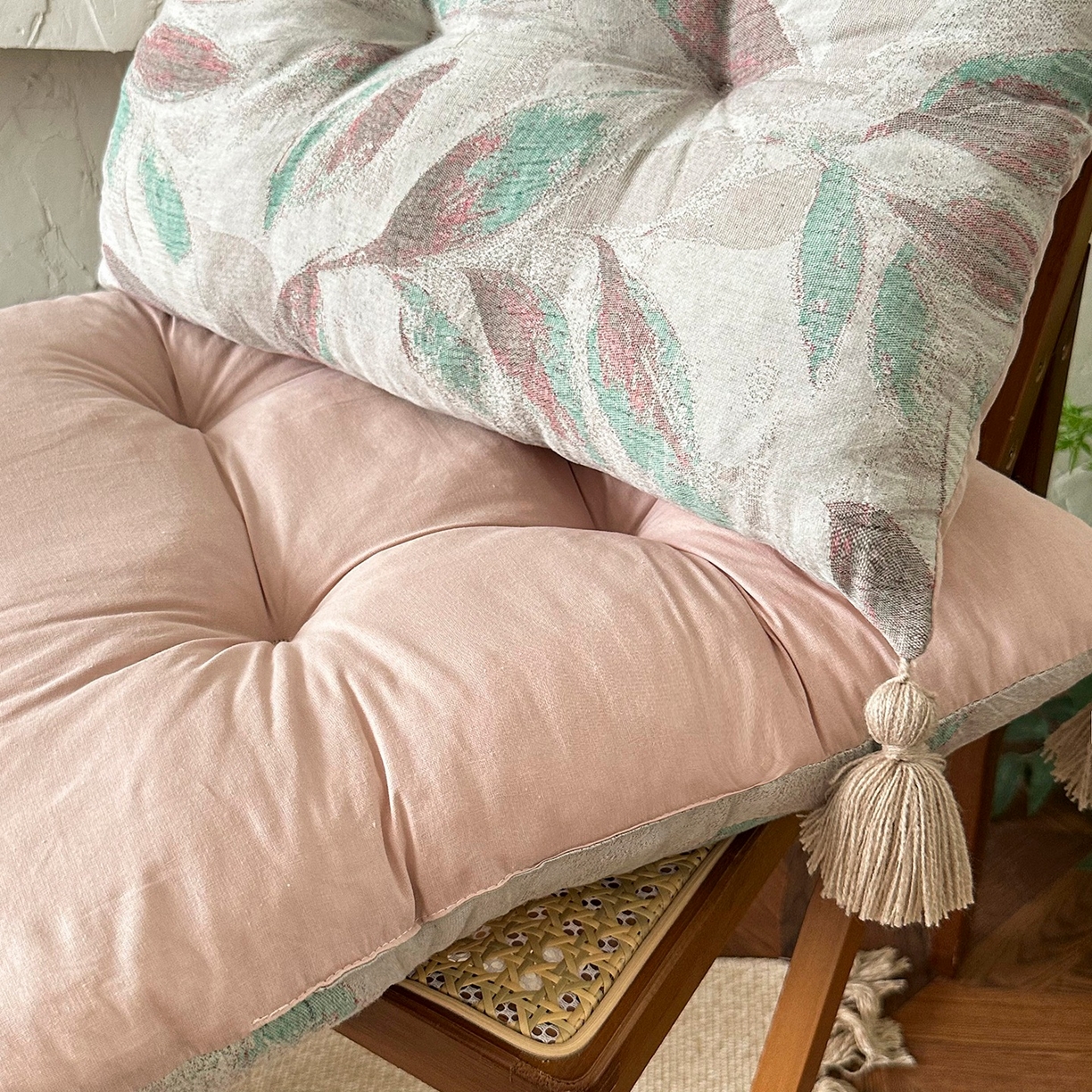 91家纺网 家纺一手货源 找家纺 番茄+ 2025新款棉麻提花流苏坐垫沙发坐垫 流苏绿叶