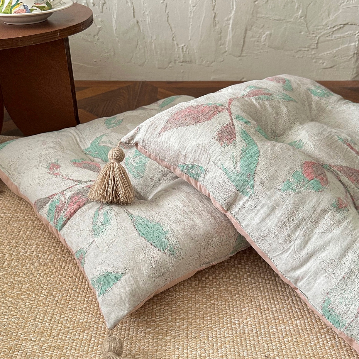 91家纺网 家纺一手货源 找家纺 番茄+ 2025新款棉麻提花流苏坐垫沙发坐垫 流苏绿叶