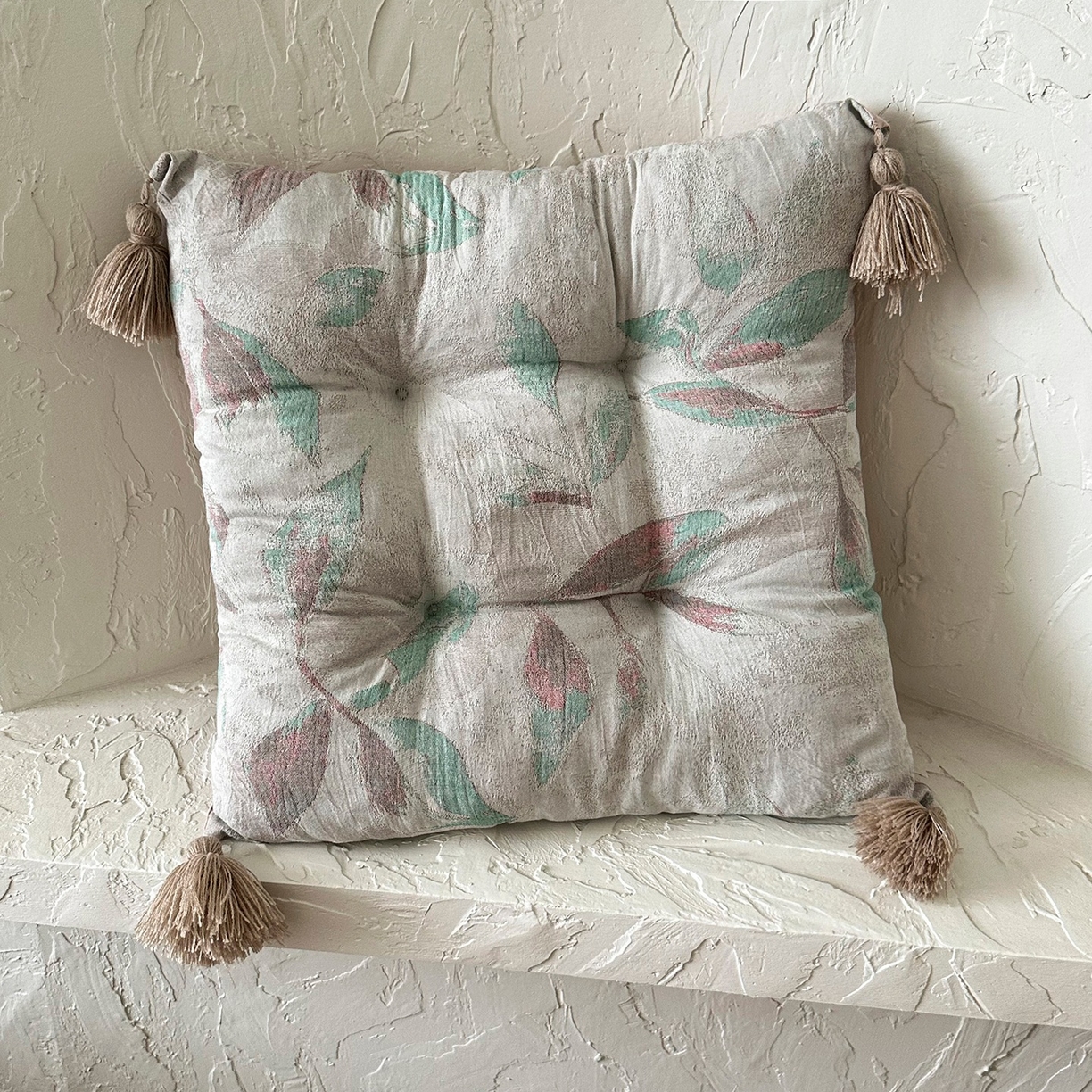 91家纺网 家纺一手货源 找家纺 番茄+ 2025新款棉麻提花流苏坐垫沙发坐垫 流苏绿叶