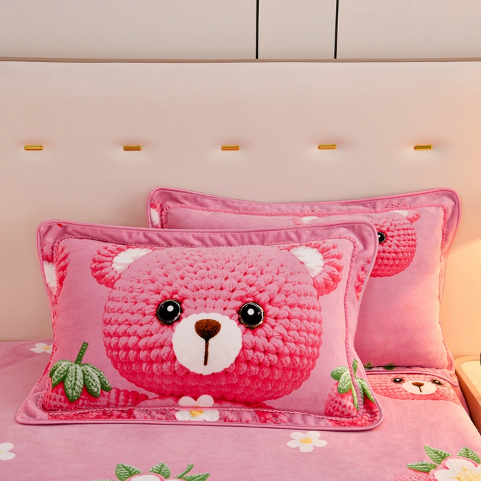 91家纺网 家纺一手货源 找家纺 2025新款230克8.5斤加厚高克重牛奶绒金貂绒法莱绒四件套冬季加绒法兰绒床裙款 草莓熊