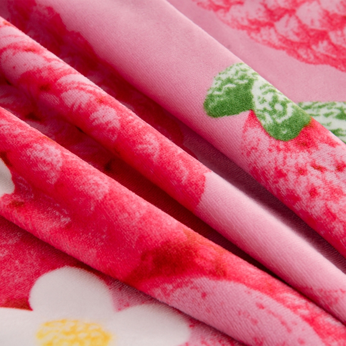 91家纺网 家纺一手货源 找家纺 2025新款230克8.5斤加厚高克重牛奶绒金貂绒法莱绒四件套冬季加绒法兰绒床裙款 草莓熊