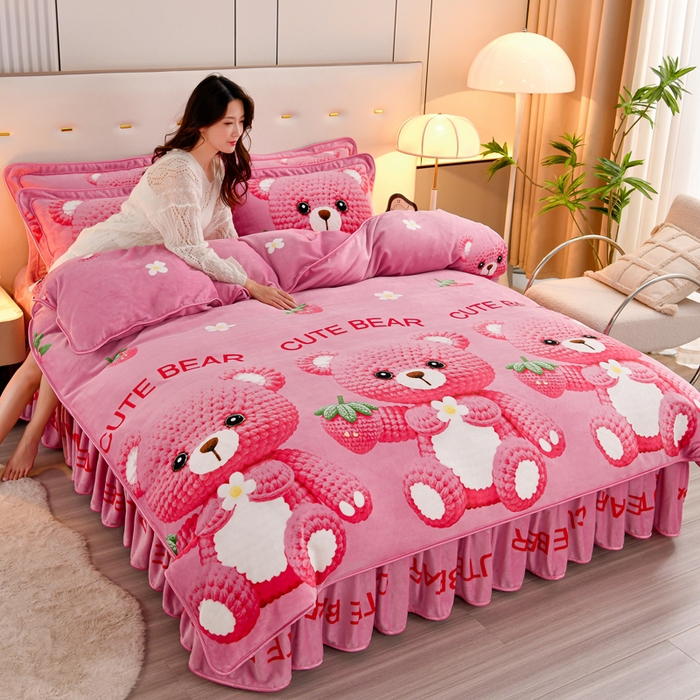 91家纺网 家纺一手货源 找家纺 2025新款230克8.5斤加厚高克重牛奶绒金貂绒法莱绒四件套冬季加绒法兰绒床裙款 草莓熊