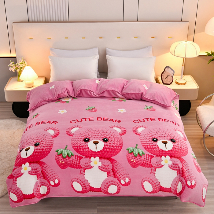 91家纺网 家纺一手货源 找家纺 2025新款230克8.5斤加厚高克重牛奶绒金貂绒法莱绒四件套冬季加绒法兰绒床裙款 草莓熊