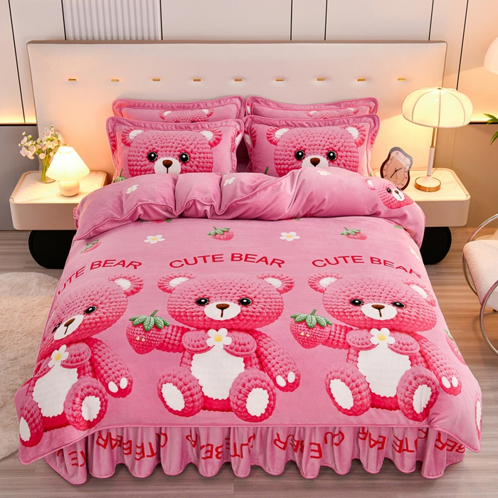 91家纺网 家纺一手货源 找家纺 2025新款230克8.5斤加厚高克重牛奶绒金貂绒法莱绒四件套冬季加绒法兰绒床裙款 草莓熊