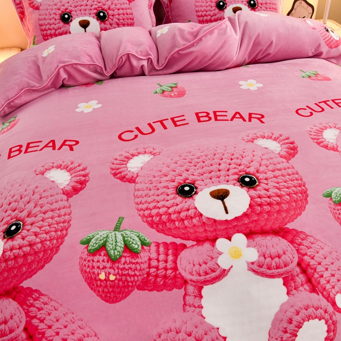 91家纺网 家纺一手货源 找家纺 2025新款230克8.5斤加厚高克重牛奶绒金貂绒法莱绒四件套冬季加绒法兰绒床裙款 草莓熊