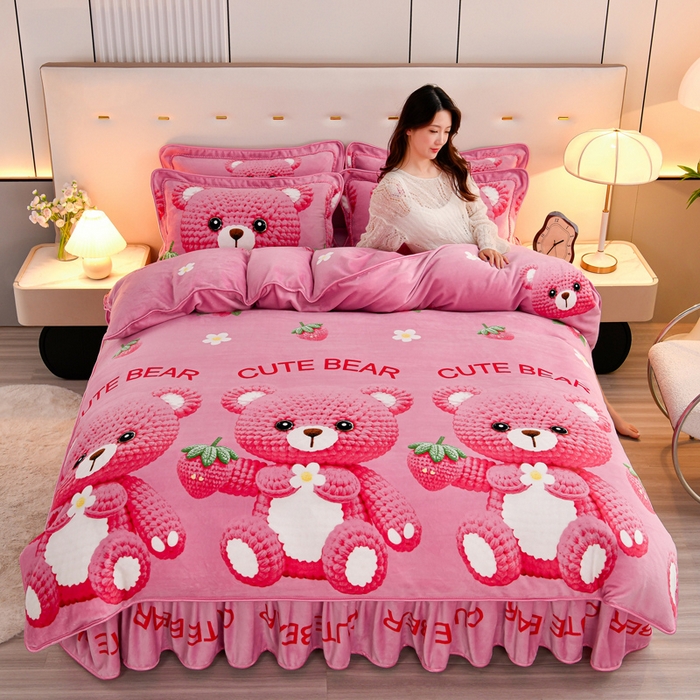 91家纺网 家纺一手货源 找家纺 2025新款230克8.5斤加厚高克重牛奶绒金貂绒法莱绒四件套冬季加绒法兰绒床裙款 草莓熊