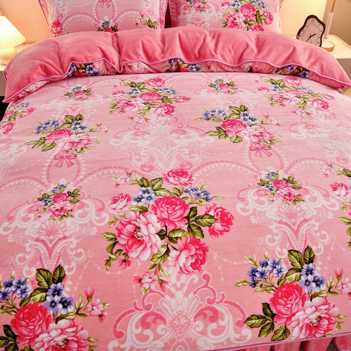 91家纺网 家纺一手货源 找家纺 2025新款230克8.5斤加厚高克重牛奶绒金貂绒法莱绒四件套冬季加绒法兰绒床裙款 红粉佳人