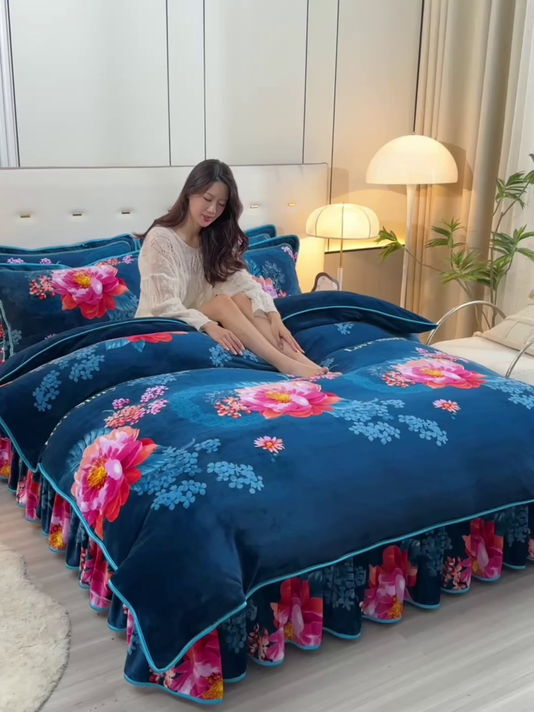 91家纺网 家纺一手货源 找家纺 2025新款230克8.5斤加厚高克重牛奶绒金貂绒法莱绒四件套冬季加绒法兰绒床裙款 春花秋月