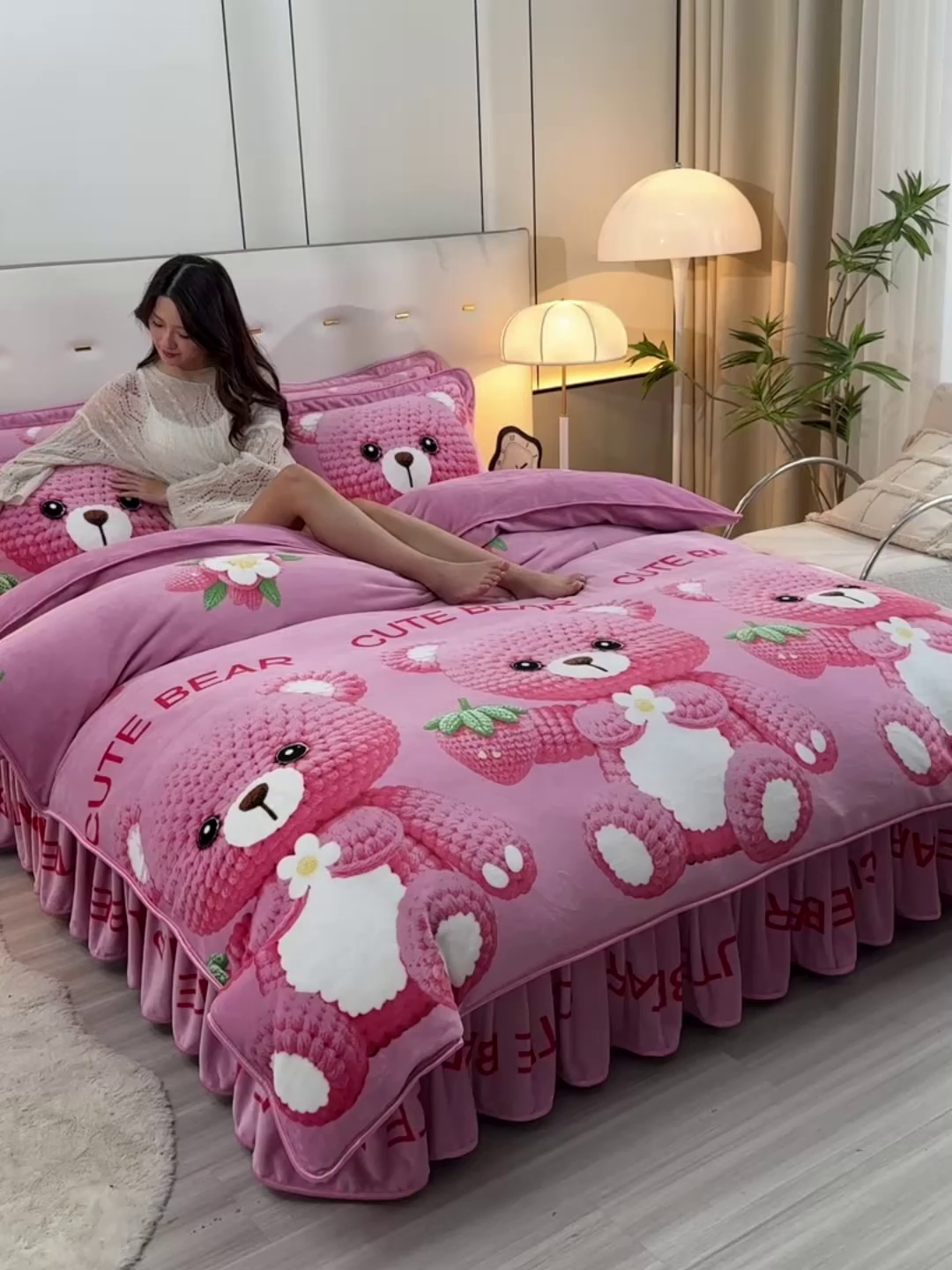 91家纺网 家纺一手货源 找家纺 2025新款230克8.5斤加厚高克重牛奶绒金貂绒法莱绒四件套冬季加绒法兰绒床裙款 草莓熊