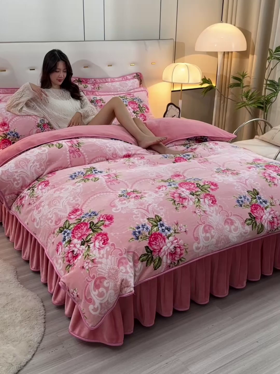 91家纺网 家纺一手货源 找家纺 2025新款230克8.5斤加厚高克重牛奶绒金貂绒法莱绒四件套冬季加绒法兰绒床裙款 红粉佳人