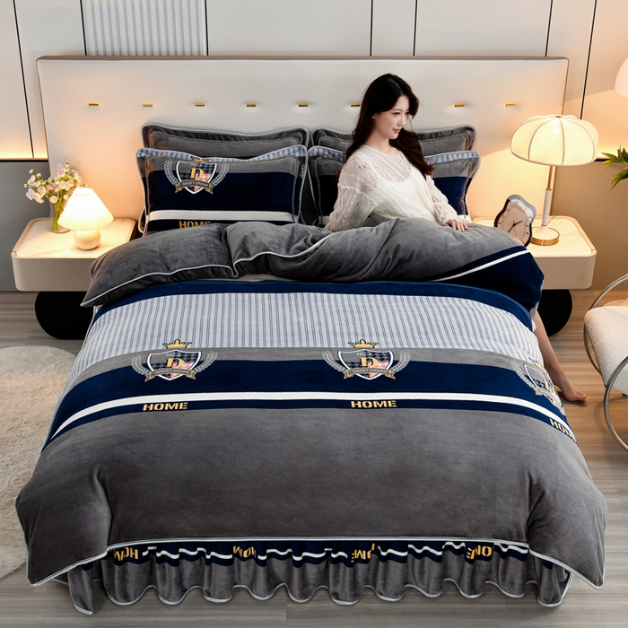 91家纺网 家纺一手货源 找家纺 2025新款230克8.5斤加厚高克重牛奶绒金貂绒法莱绒四件套冬季加绒法兰绒床裙款 英伦风格