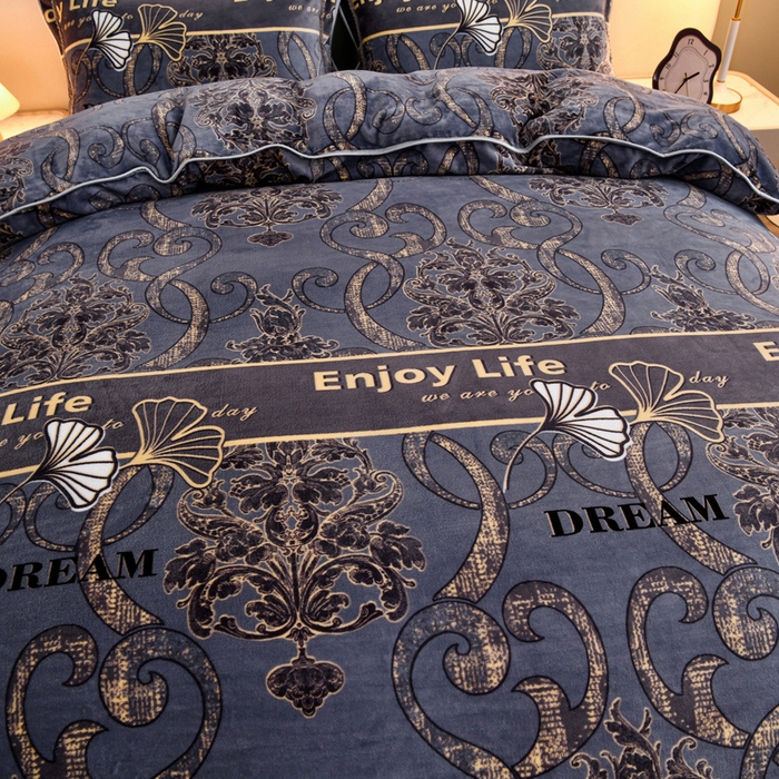 91家纺网 家纺一手货源 找家纺 2025新款230克8.5斤加厚高克重牛奶绒金貂绒法莱绒四件套冬季加绒法兰绒床裙款 盛世年华